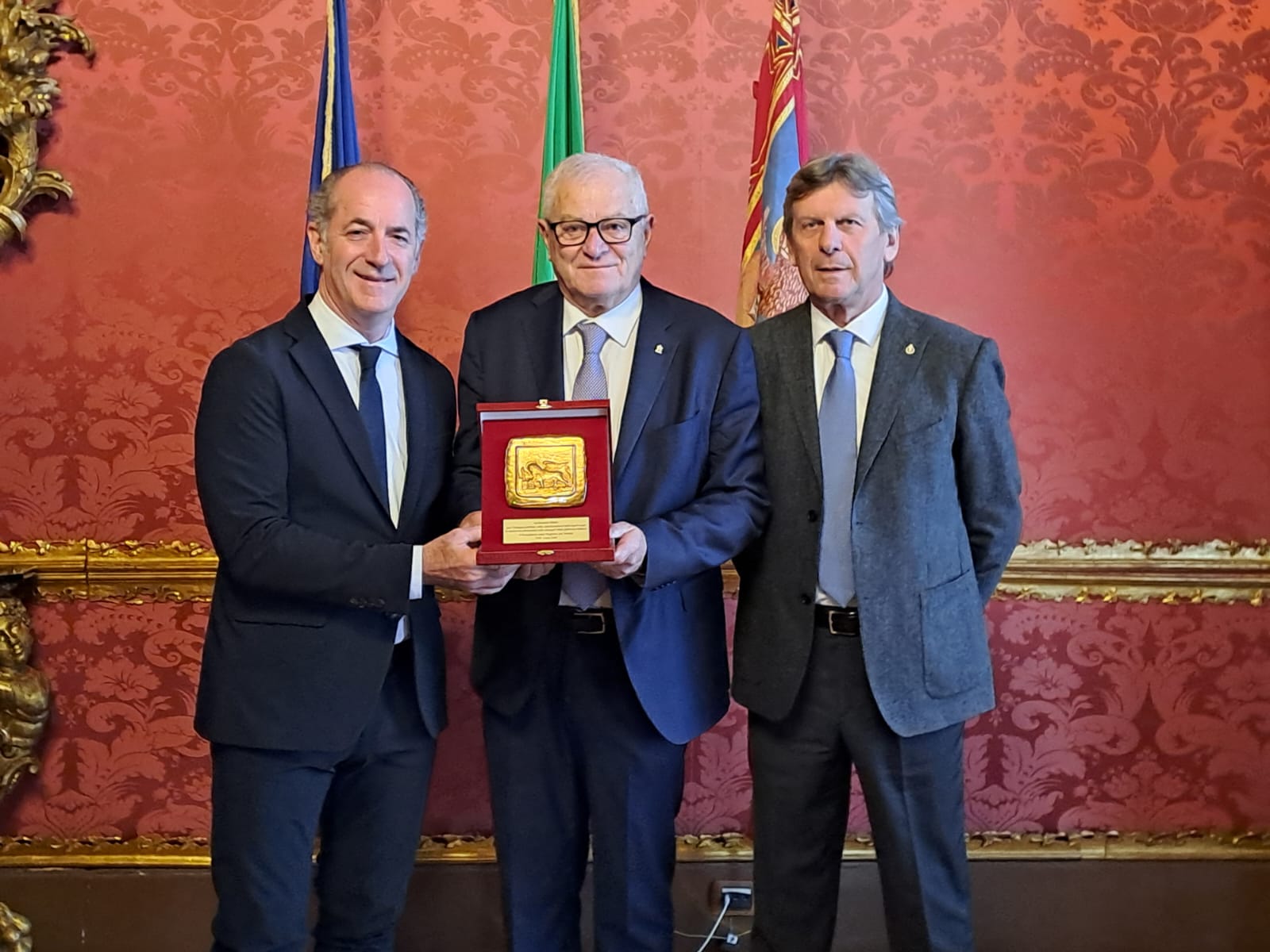 Veneto: Luca Zaia premia Adriano Bilato per l'impegno nella pallavolo