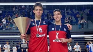 Il giovane Boris Georgiev con un trofeo giovanile