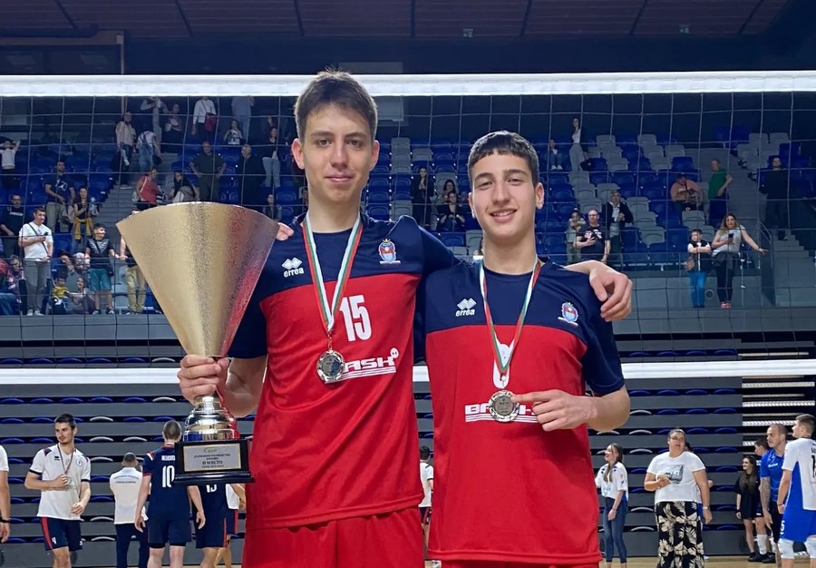 Il giovane Boris Georgiev con un trofeo giovanile