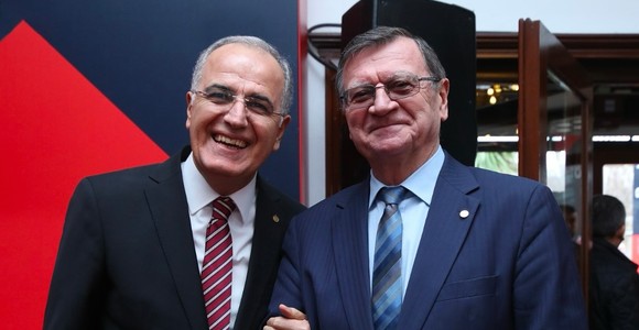 Il presidente della federazione turca Mehmet Akif Üstündağ e, a destra, il presidente CEV Boricic nella foto utilizzata dalla federazione turca il 19 febbraio per dare la notizia delle Superfinals in Turchia