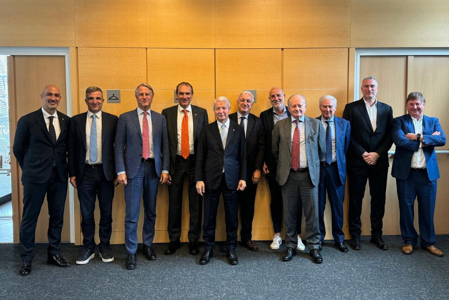 In foto, da sinistra: Enzo Barbaro (DG Lega Femminile), Fabio Fistetto (Consulente Legale Lega maschile), Stefano Fanini (Vicepresidente Lega Maschile e Presidente Verona), Massimo Righi (Presidente Lega Maschile), Mauro Fabris (Presidente Lega Femminile), Filippo Vergnano (Vicepresidente Lega Femminile e Presidente Chieri '76), Stefano Santuz (DG Padova), Bruno Da Re (Presidente Trento), Albino Massaccesi (Vicepresidente Civitanova), Mechini (Vicepresidente Siena), Aldo Fumagalli (Azionista Milano femminile)