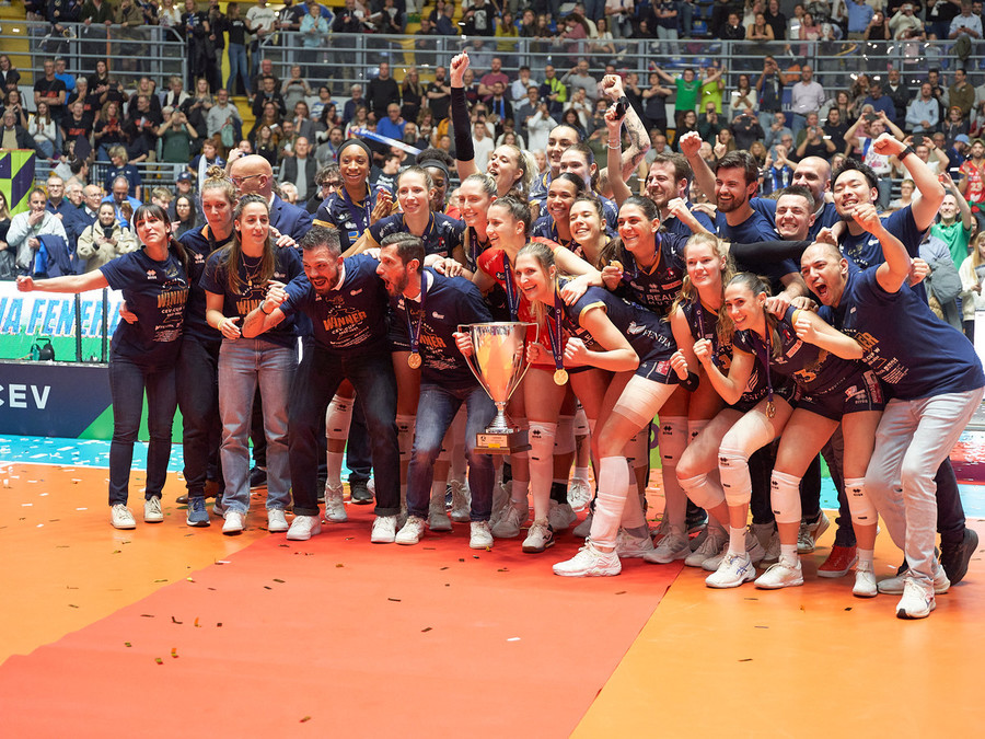 Chieri, vincitrice della Cev Cup 2023/24 in lizza in Challenge con la Lube Civitanova