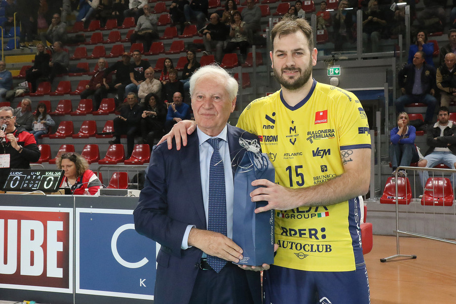 Luciano De Cecco premiato a Civitanova come ex di turno della Lube dal vice presidente del club Albino Massaccesi