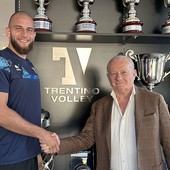 Il Presidente di Trentino Volley Bruno Da Re accoglie Bela Bartha nella sala trofei della nuova sede gialloblù