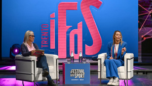 Cacciatori sul palco del Festival dello Sport di Trento con Campedelli - foto Eccher Nicola - Archivio Ufficio Stampa PAT