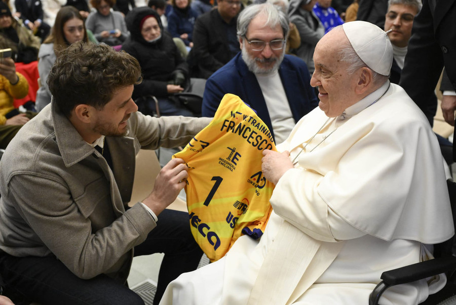 Bruno consegna la maglia numero 1 a Papa Francesco