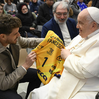 Bruno consegna la maglia numero 1 a Papa Francesco