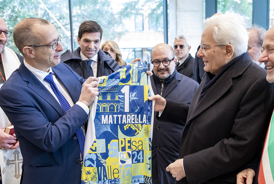 Vallefoglia: Consegnata al Presidente Mattarella la maglia celebrativa di Pesaro Capitale della Cultura