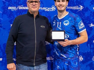 Federico Marrazzo premiato da Paolo Guglielmana, vice presidente Tuscania Volley