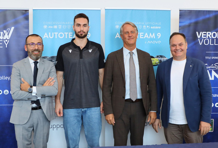 Da sinistra Vito Mandina (Amministratore delegato di Autoteam9), Konstantin Abaev, il presidente del club Stefano Fanini e Adi Lami, direttore sportivo di Rana Verona