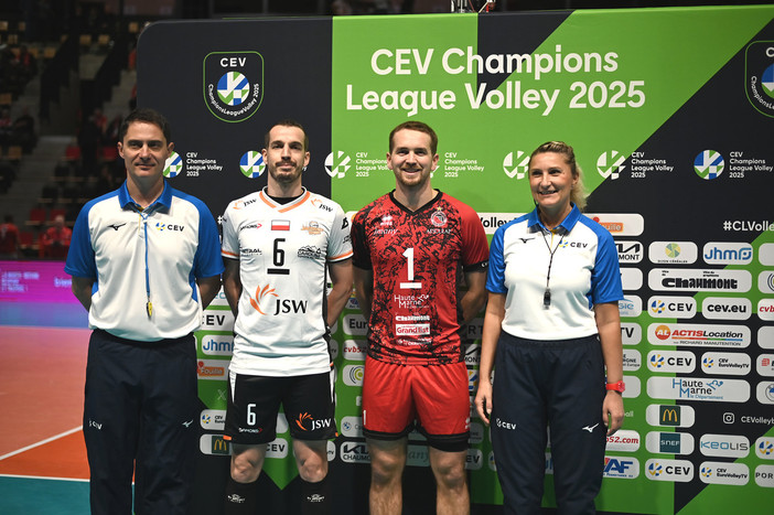 A sinistra l'arbitro italiano Puecher per il big match tra Chaumont Vb 52 e Jastrzebski Wegiel