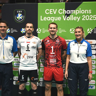 A sinistra l'arbitro italiano Puecher per il big match tra Chaumont Vb 52 e Jastrzebski Wegiel