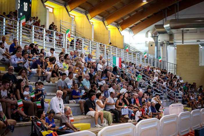 Il pubblico del palasport parigino