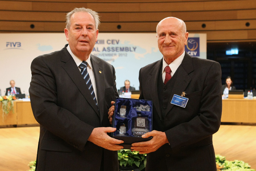 Nella foto: Fabio Sassi (sulla dx) con l'ex presidente CEV André Meyer