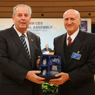 Nella foto: Fabio Sassi (sulla dx) con l'ex presidente CEV André Meyer