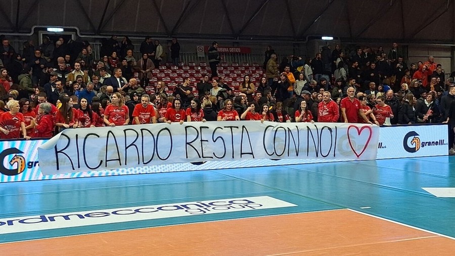 Lo striscione per Lucarelli dei tifosi della Gas Sales - fonte Sportpiacenza.it