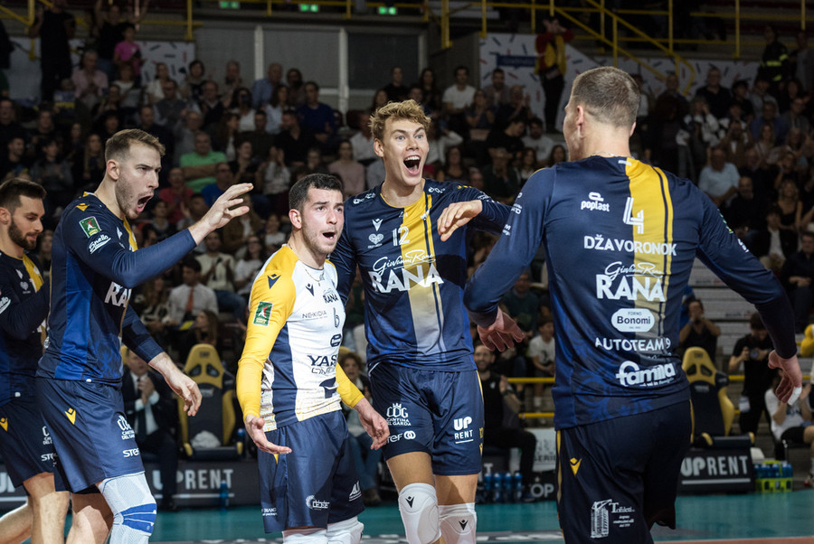 Superlega Credem Banca: Keita trascina Verona: terza vittoria consecutiva, Civitanova battuta 3-1