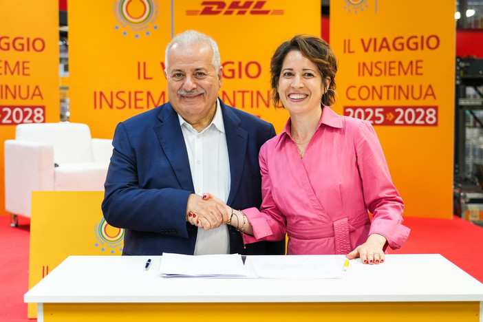 La firma del contratto con Giuseppe Manfredi, Presidente Fipav, e Nazzarena Franco, CEO di DHL Express Italy