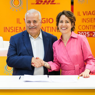 La firma del contratto con Giuseppe Manfredi, Presidente Fipav, e Nazzarena Franco, CEO di DHL Express Italy