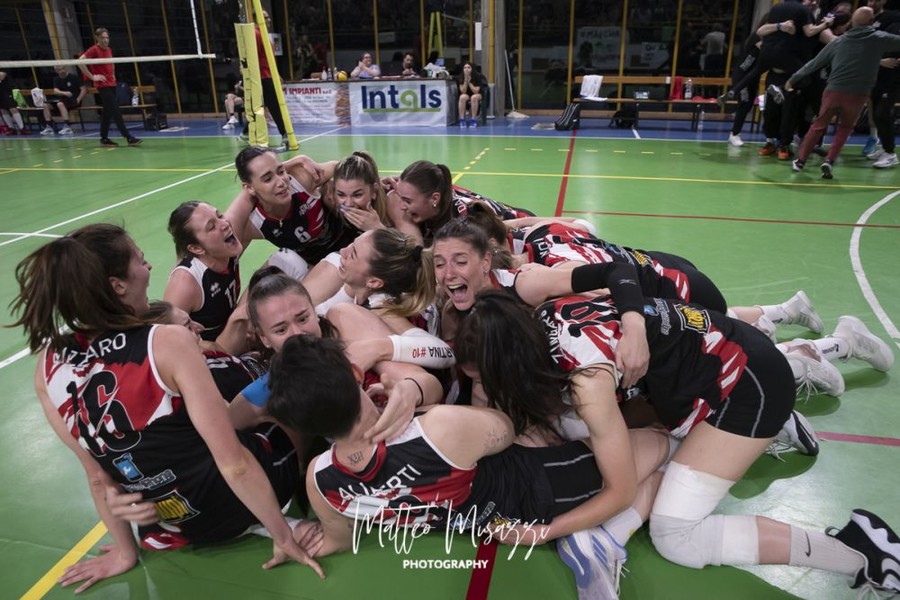 G.S. Fo.Co.L Volley Legnano il giorno della promozione