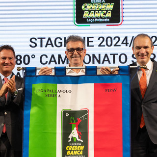 A sx, Maurizio Giglioli, Direttore Marketing di Credem Banca premia, insieme a Massimo Righi Presidente e Ad di Lega Pallavolo, il presidente di Perugia Gini Sirci per lo scudetto 2023/24