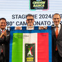 A sx, Maurizio Giglioli, Direttore Marketing di Credem Banca premia, insieme a Massimo Righi Presidente e Ad di Lega Pallavolo, il presidente di Perugia Gini Sirci per lo scudetto 2023/24