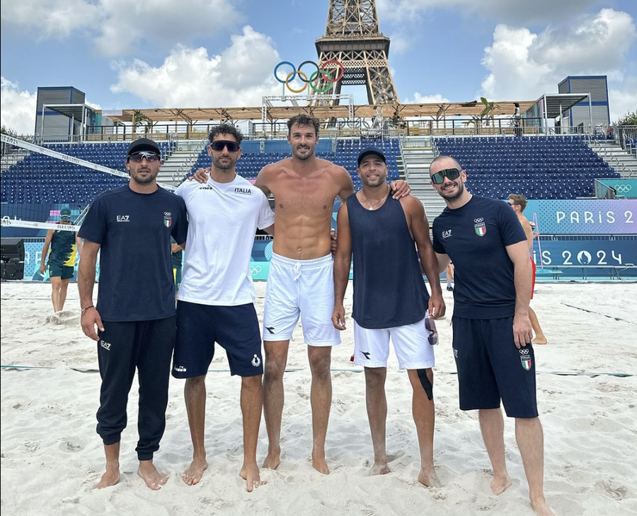 Ranghieri e Carambula con lo staff ai piedi della Tour Eiffel