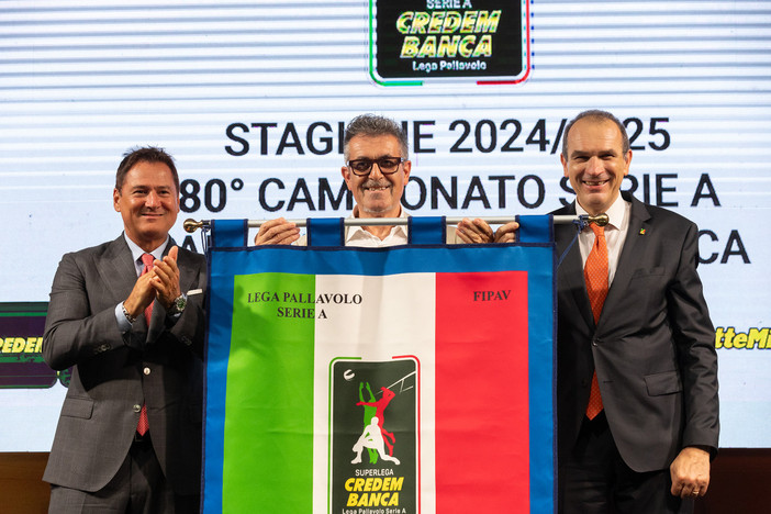 A sx, Maurizio Giglioli, Direttore Marketing di Credem Banca premia, insieme a Massimo Righi Presidente e Ad di Lega Pallavolo, il presidente di Perugia Gini Sirci per lo scudetto 2023/24