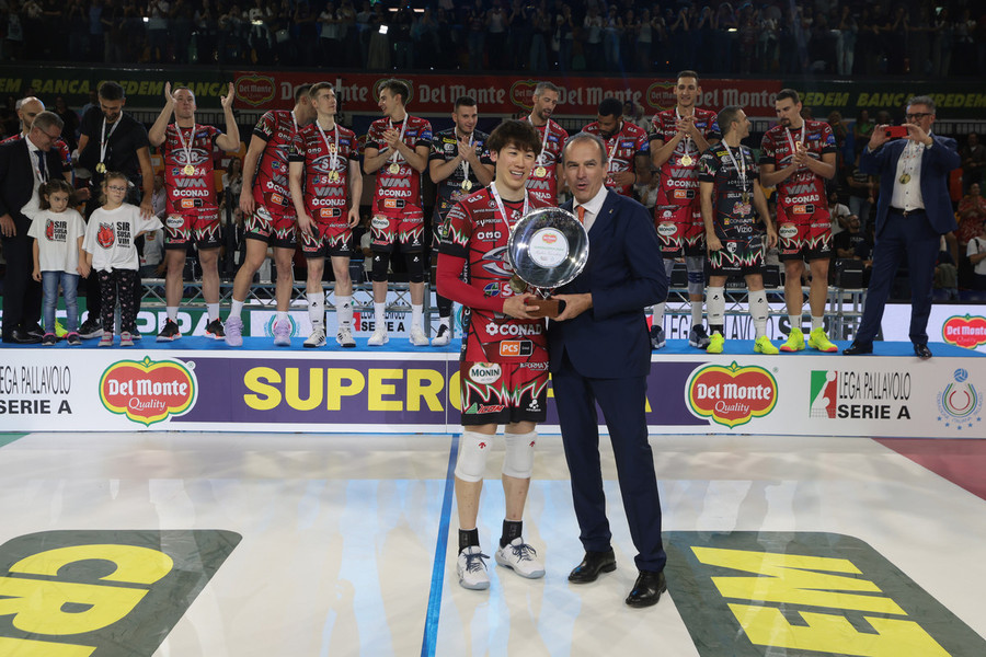 Ishikawa premiato MVP da Massimo Righi presidente di Lega